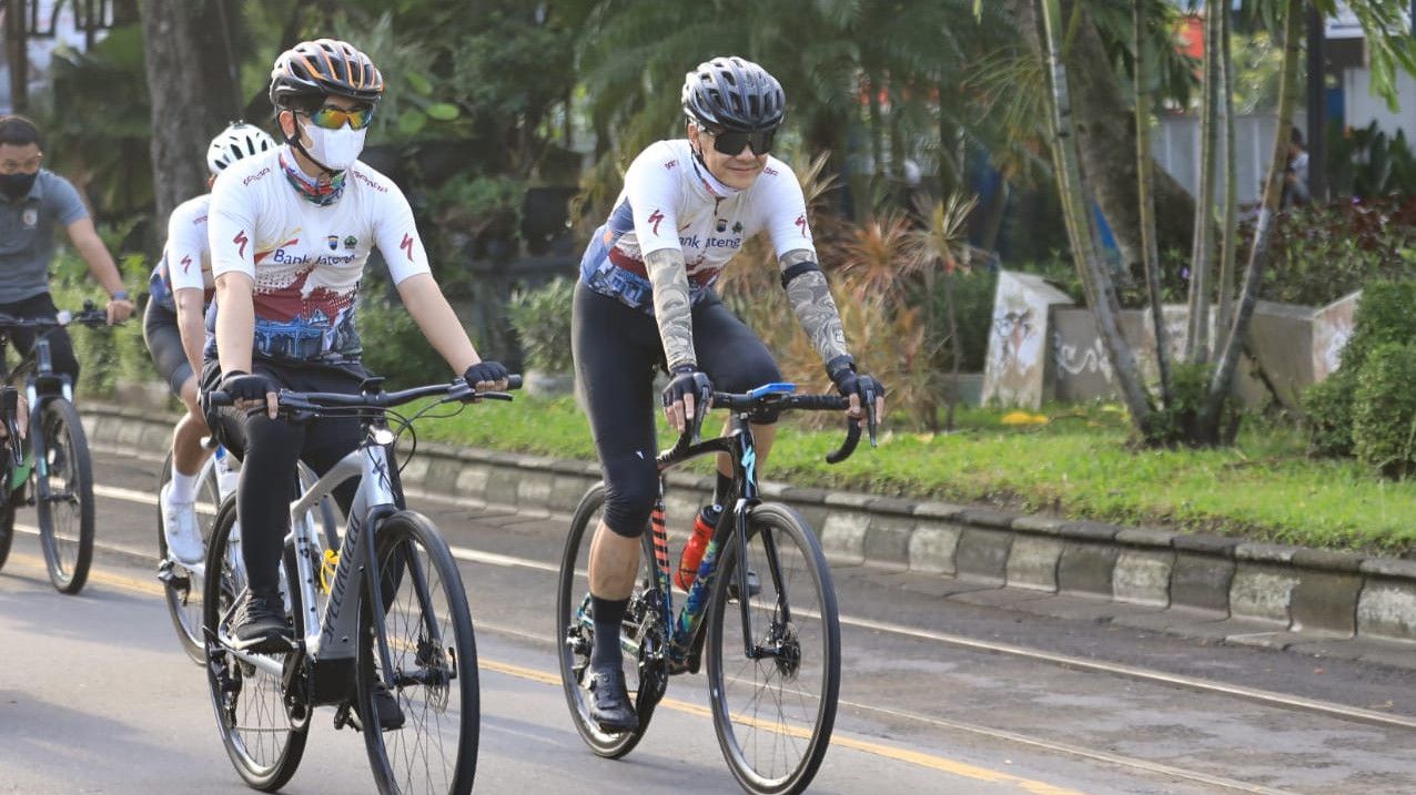 Momen Wali Kota Solo Gibran Dipinjami Sepeda Oleh Ganjar Pranowo Saar Tour De Borobudur