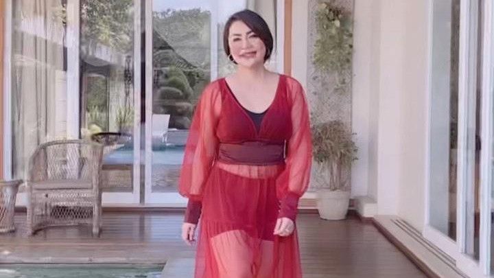 4 Pose Tessa Kaunang Pakai Blouse On Transparan Merah di Kolam Renang, Netizen: Saingan Wulan Guritno