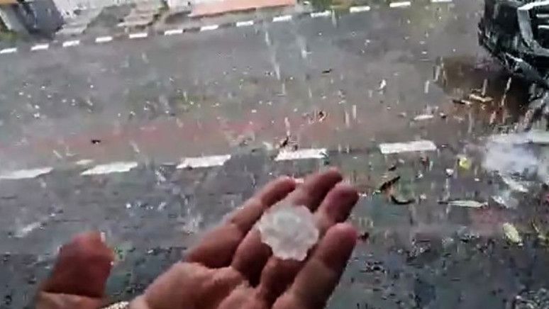 Lampung Barat Diguyur Hujan Es, BMKG: Akibat Fenomena Awan Cumulonimbus