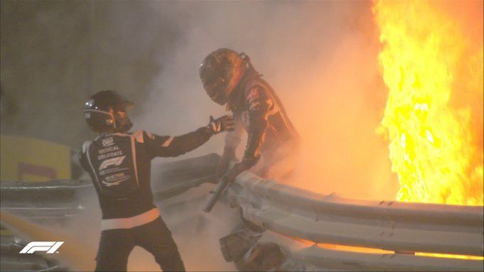 Ajaib! Pebalap F1 Grosjean Selamat Saat Mobilnya Terbelah Dua dan Terbakar