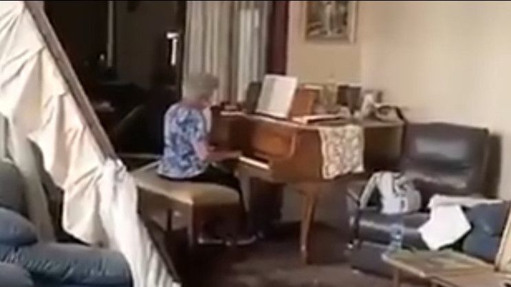 Rumahnya Runtuh Pasca Ledakan Beirut, May Melki Tetap Bermain Piano