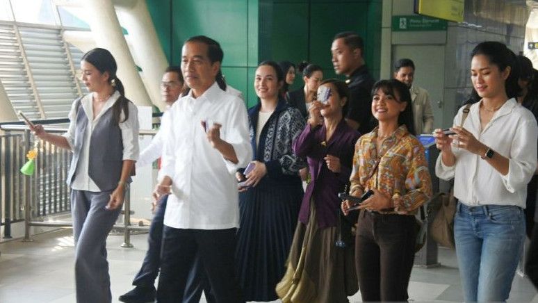 Momen Presiden Jokowi Jajal LRT Bareng Influencer dari Stasiun Bekasi