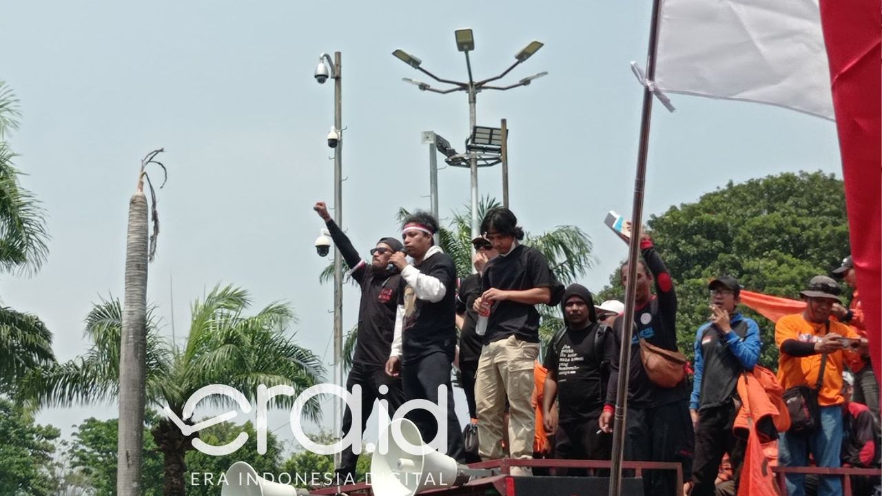 Ikut Demo di DPR, Komedian Adjis Doa Ibu Ajak Massa Nyanyikan 