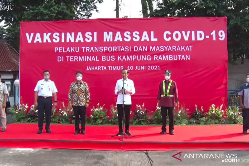 Tinjau Vaksinasi COVID-19 di Terminal Kampung Rambutan, Jokowi: Sopir dan Kernet Jadi Prioritas