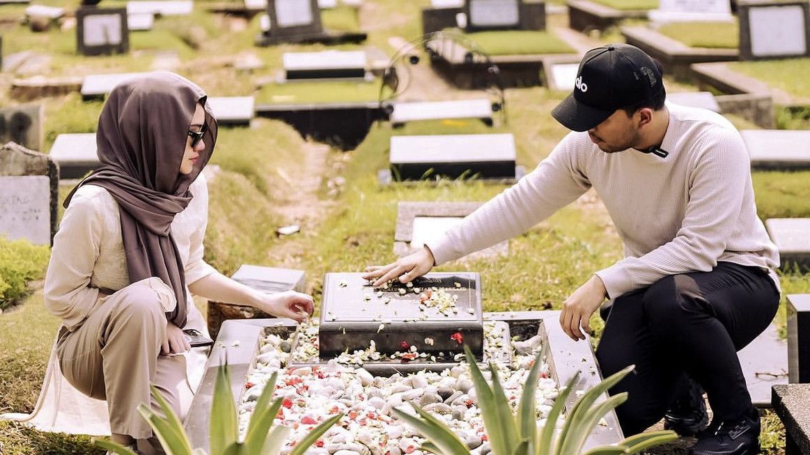 Minta Restu Nikahi Aaliyah, Thariq Halilintar Nyekar ke Makam Adjie Massaid