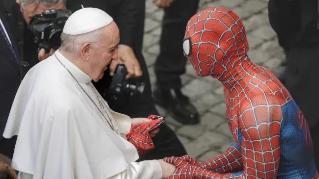 'Spider-Man' Pemerhati Anak Temui Paus Fransiskus di Vatikan