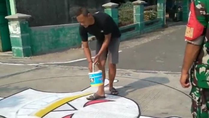 Viral Babinsa di Sragen Kawal Penghapusan Gambar One Piece di Jalan