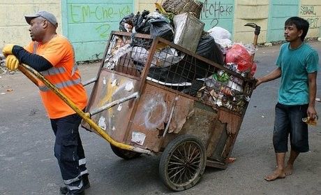 Berhadapan dengan Sampah di Jakarta, Tukang Sampah Asal Inggris Dibuat Menangis