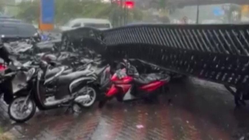Puluhan Motor Ringsek Tertimpa Papan Reklame Akibat Hujan Deras dengan Angin
