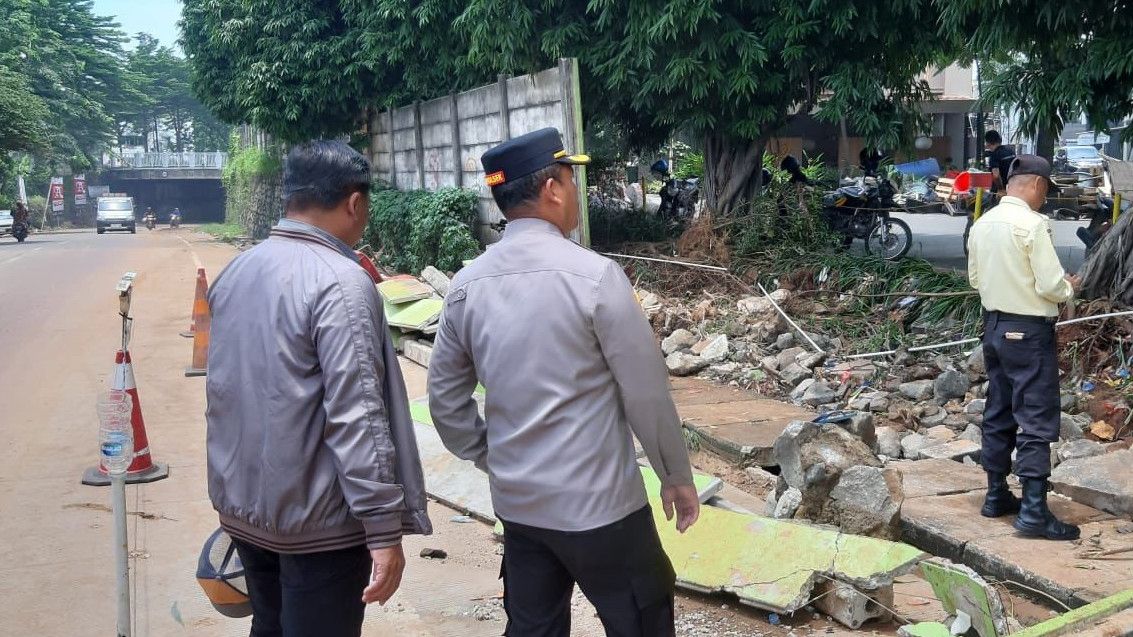 Viral Warga Jebol Tembok Galaxy Bekasi Dikira Mau Berbagi Banjir, Polisi Membantah