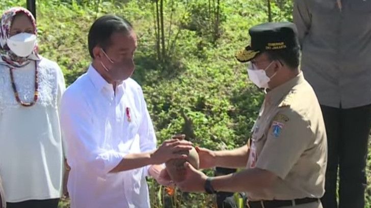 Sah! Jokowi Gelar Ritual Satukan Air dan Tanah dari 34 Provinsi di Titik Nol IKN,  Anies Jadi yang Pertama Menyerahkan