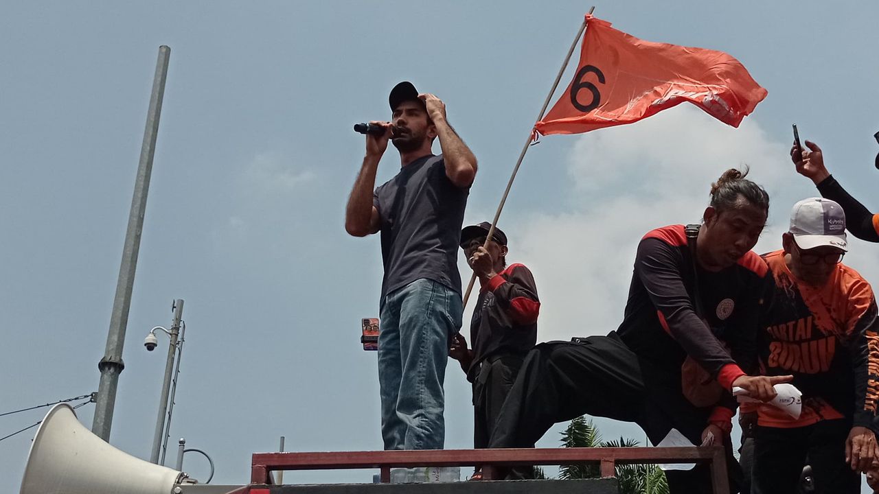 Bergabung Bersama Demonstran Lain, Reza Rahadian Turun ke Jalan Ikut Demo di Depan Gedung DPR