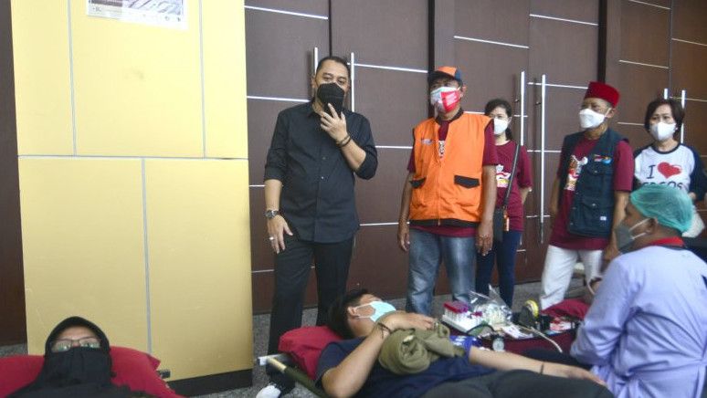 Eri Cahyadi Semangati Pendonor Plasma Konvalesen di Surabaya