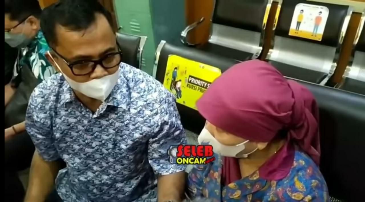 Haji Faisal dan Dewi (Foto: YouTube/Seleb Oncam News)