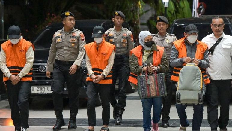 4 Tersangka Kasus Suap di Kalsel Saat OTT Ditampilkan di Depan Gedung KPK, Uang Rp10 Miliar Disita