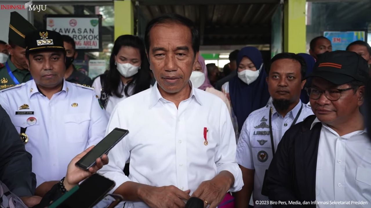 Pantau Harga Bahan Pokok di Maros, Jokowi Soroti Kelangkaan Minyakita