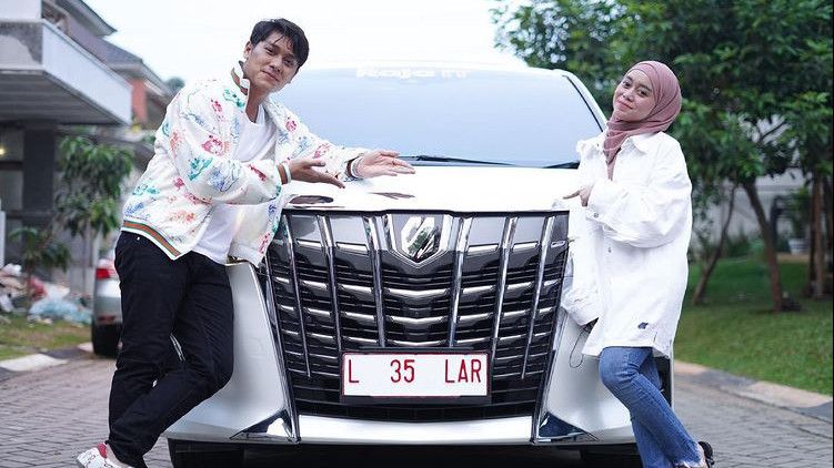 Rizky Billar dan Lesti Kejora Dapat Hadiah Mobil Alphard L 35 LAR, Netizen: YangMahal Platnya