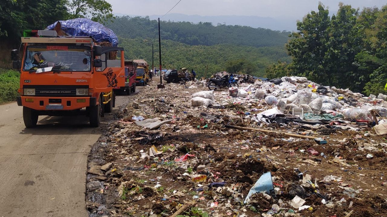 Puluhan Ton Sampah Tak Terangkut Setiap Harinya di Cimahi Imbas Kondisi Buruk di TPA Sarimukti
