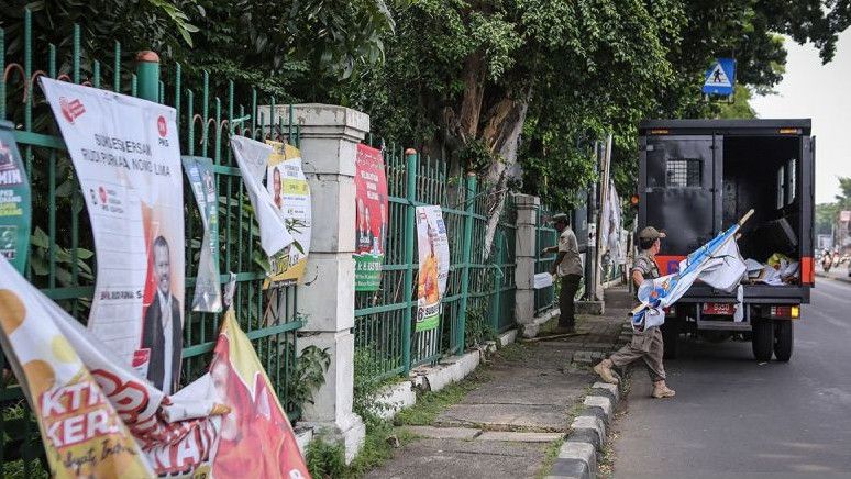 Satpol PP Copot 192.201 Alat Peraga Kampanye Pemilu 2024 di Jakarta