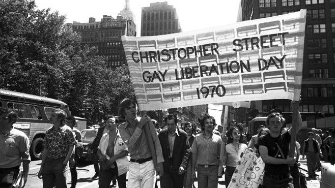 Kepalan Tangan Kaum LGBT di Kerusuhan Stonewall, 1969