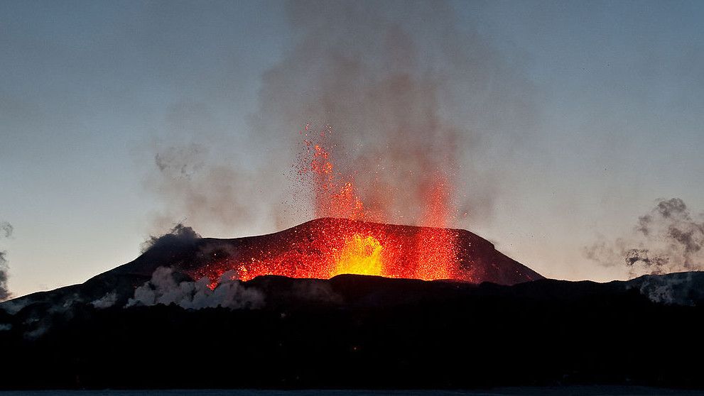 Panampakan Gunung Berapi Islandia Keluarkan Lava dan Celah Letusan, Pendaki Kocar-Kacir
