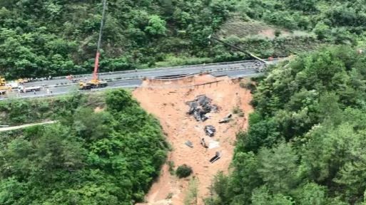 Detik-detik Jalan Tol di China Ambruk, Mobil Meledak dan Tertimbun Lumpur