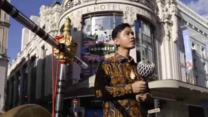 VIral, Gibran Bikin Geger Pamerkan UMKM Solo di Depan Pusat Perbelanjaan Paris, Ada Penyanyi Anggun C Sasmi