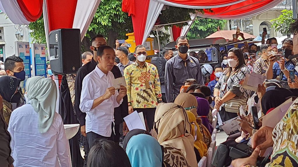 Kunjungi Pasar Gede, Jokowi Berikan Bantuan Modal untuk Pengusaha Kecil