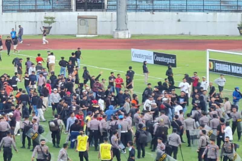 Detik-Detik Polisi Keroyok Suporter PPSM di Stadion Soebroto Magelang, Kacau