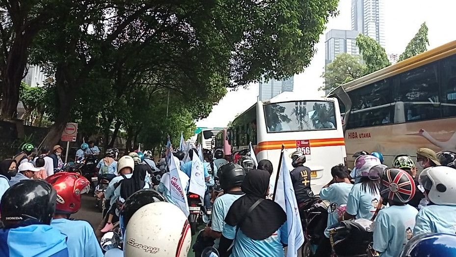 Jelang Kampanye Akbar Prabowo di GBK, Jalan Gatot Subroto Arah Grogol Macet Parah