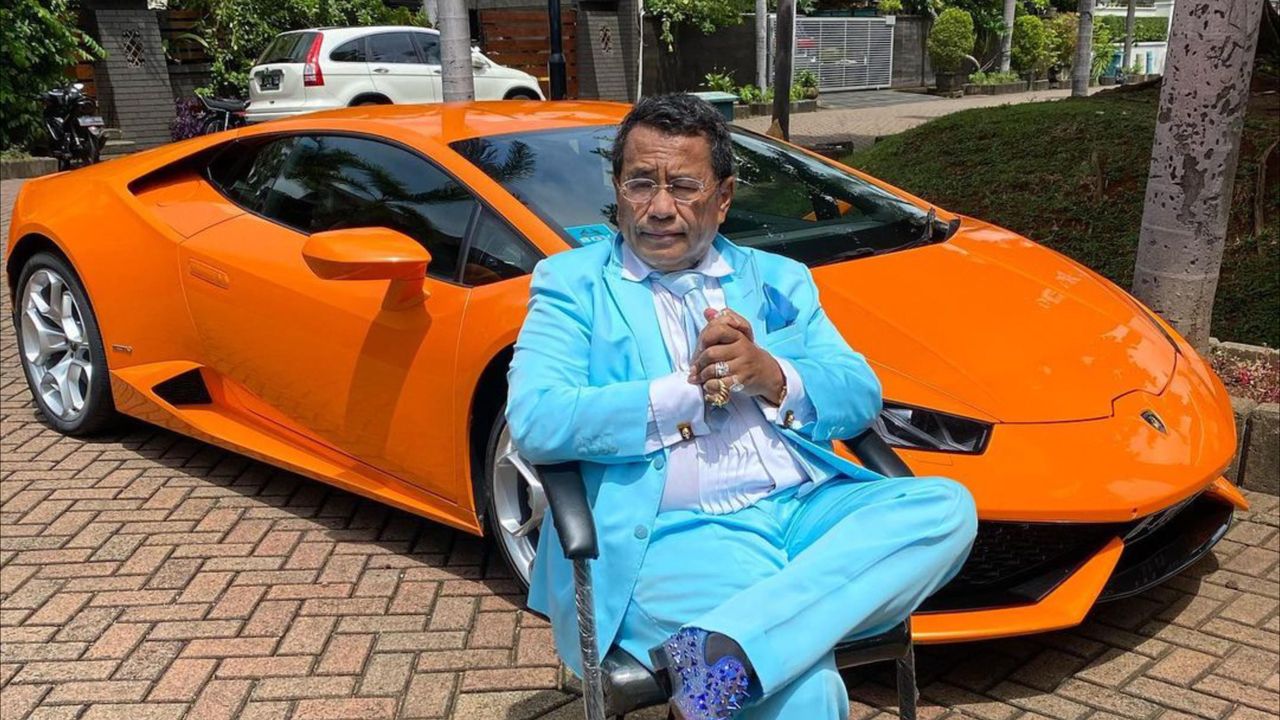 Tak Tega Lihat Penjual Kerupuk yang Tunanetra, Hotman Paris Langsung Borong: Masukin ke Mobil Lamborghini!
