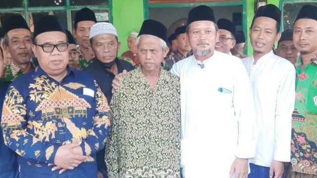 Pilu Nasib Kiai di Demak, Dilempar Sandal oleh Murid, Balas Nampar Malah Didenda Puluhan Juta