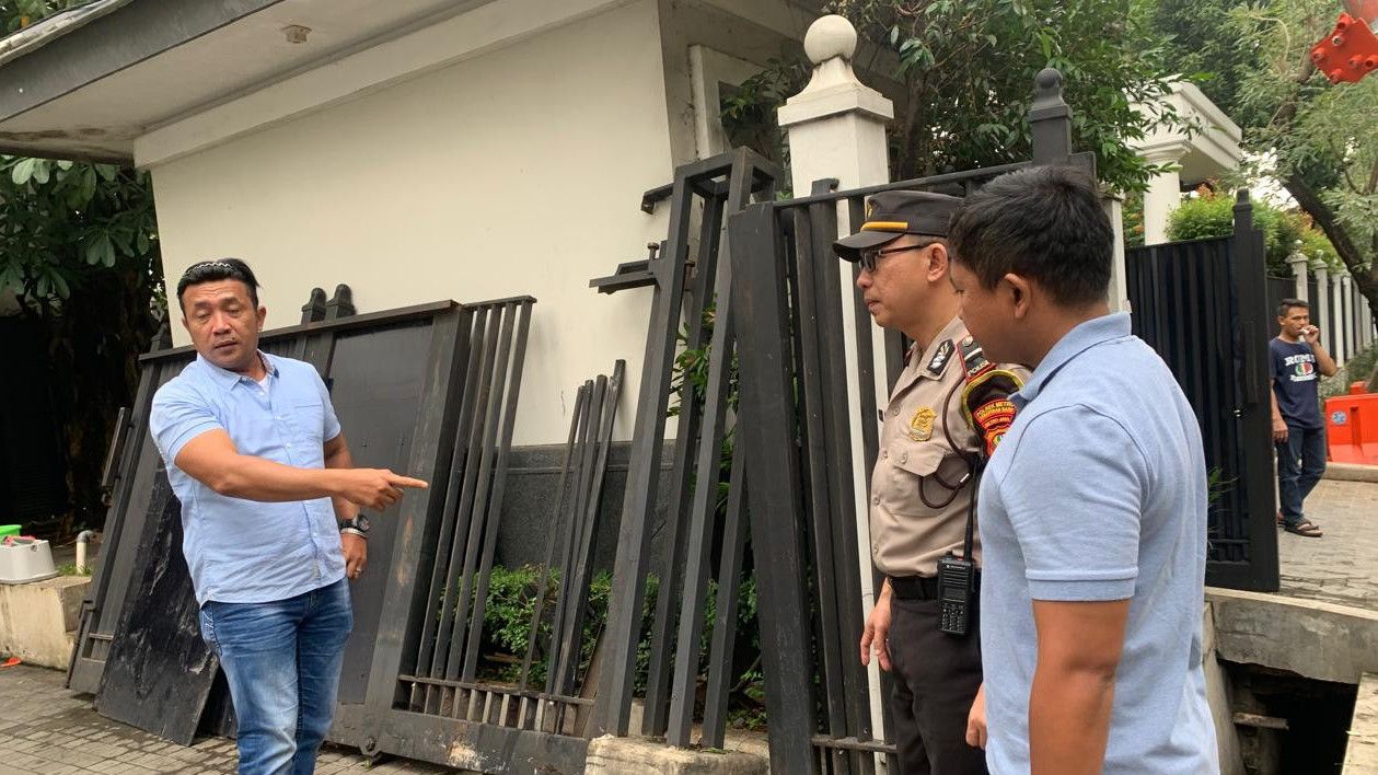 Pagar Rumah Anak JK Diseruduh Mobil hingga Roboh, Pelaku Ngaku Ngantuk