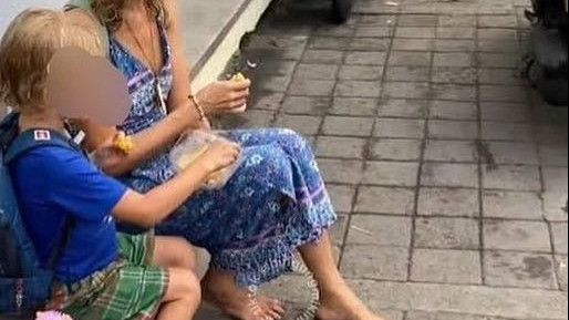 Ditelantarkan Orang Tua, Viral Bocah Bule Asal Ukraina 'Kocong' Naik ke Atap Rumah Warga Bali