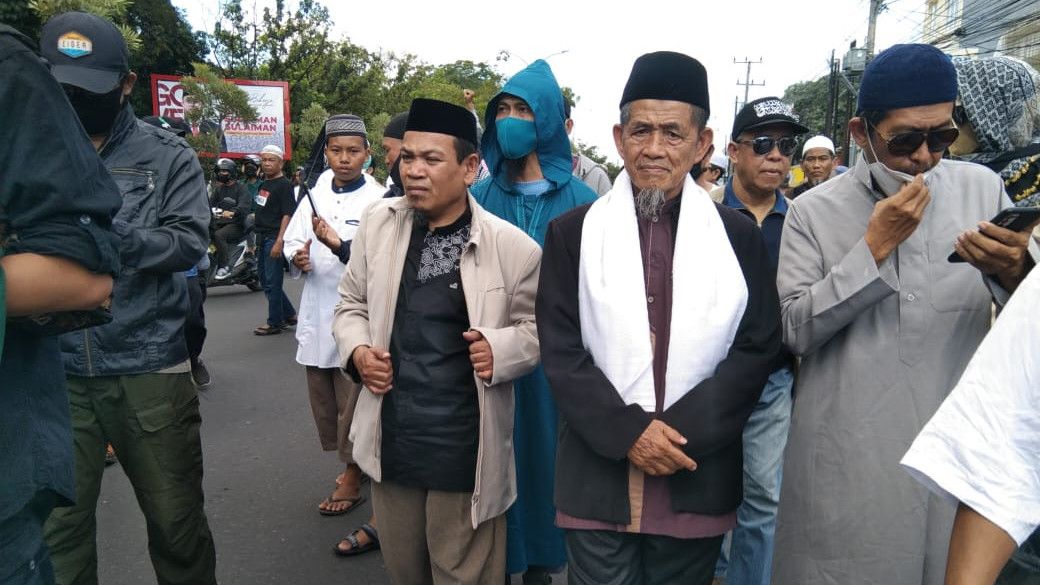 Pakai Peci dan Baju Koko, Massa di Makassar Ikut Demo 11 April, Singgung Kriminalisasi Ulama