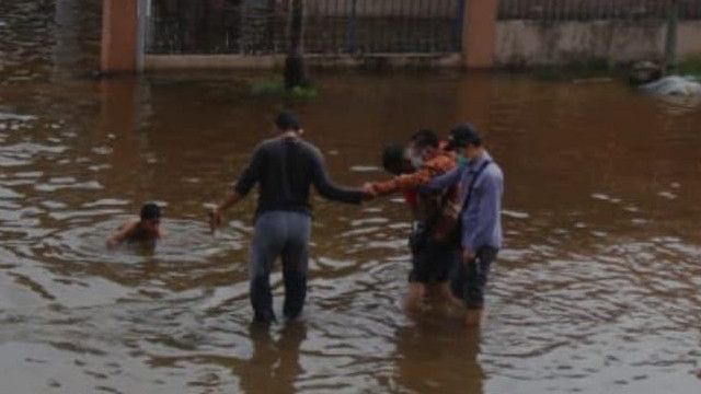 Seorang Balita Tewas Setelah Terjatuh ke Dalam Banjir Rob di Medan Belawan