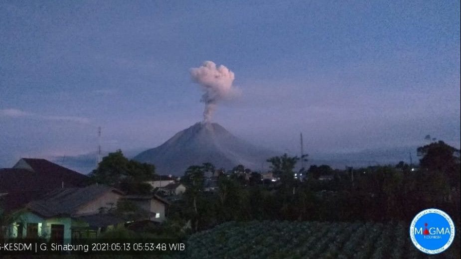Penampakan Gunung Sinabung Erupsi 2 Kali Pagi Ini