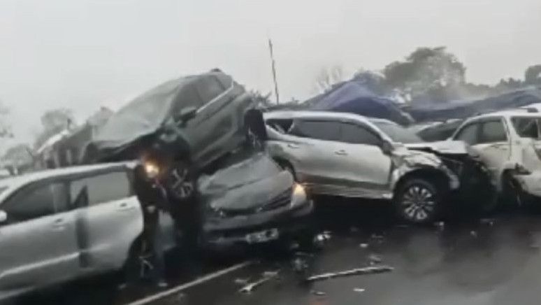 Kecelakaan Beruntun di Tol Cipularang Dipicu Truk Bermuatan Berat yang Mengalami Rem Blong