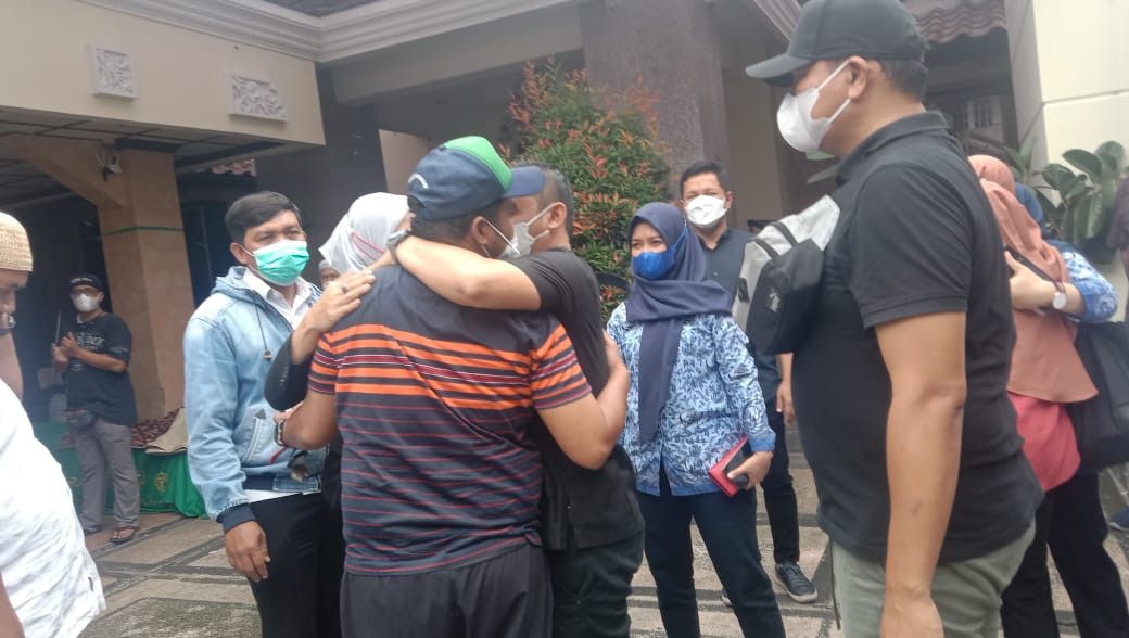 Tangis Keluarga dan Wajah Muram Pejabat Menyambut Jenazah Max Sopacua di Rumah Duka