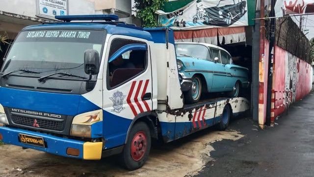 KPK Sita Mobil Klasik Andhi Pramono di Bengkel Duren Sawit