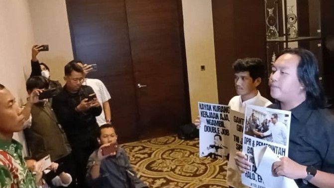 Demo dan Berteriak Tolak RUU TNI, KontraS Usik Rapat DPR di Hotel Mewah