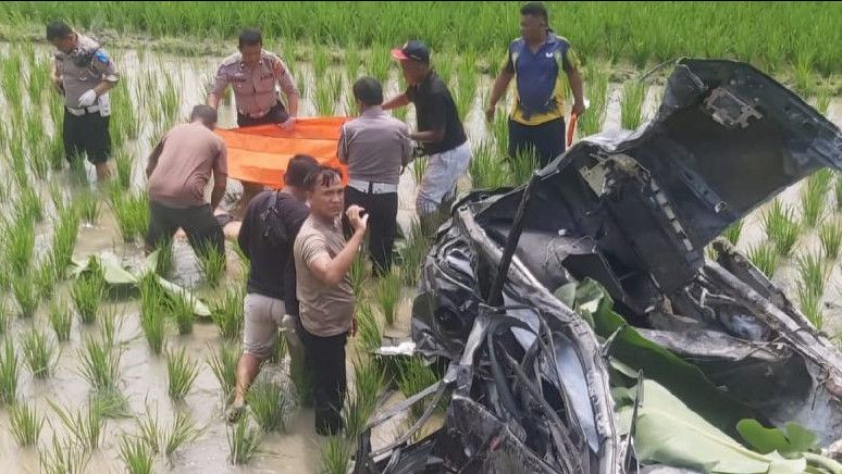 Kereta Tabrak Mobil di Deli Serdang Medan, 6 Orang Tewas Terpental ke Sawah