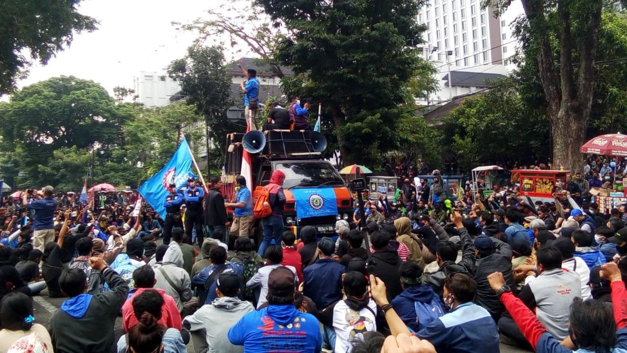 Massa Buruh di Bandung Ancam Geruduk DPR
