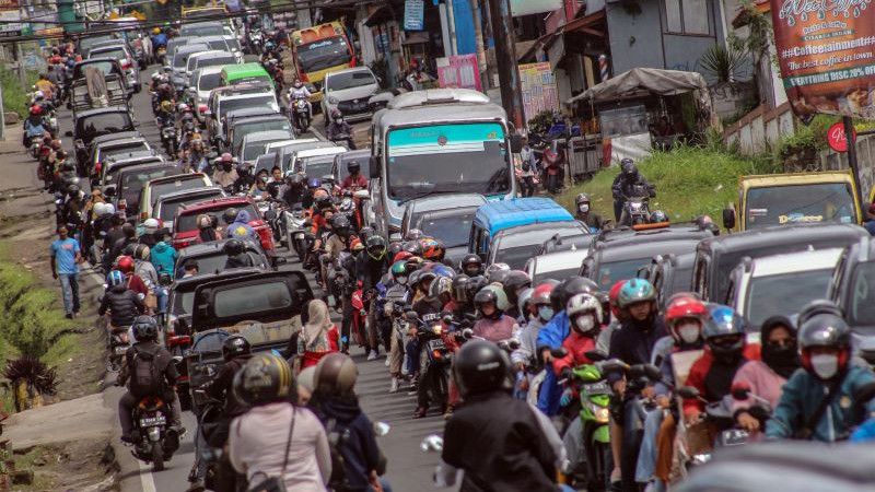 Polisi Tutup Akses Jalur Menuju Puncak dari Arah Jakarta di Jalan Megamendung