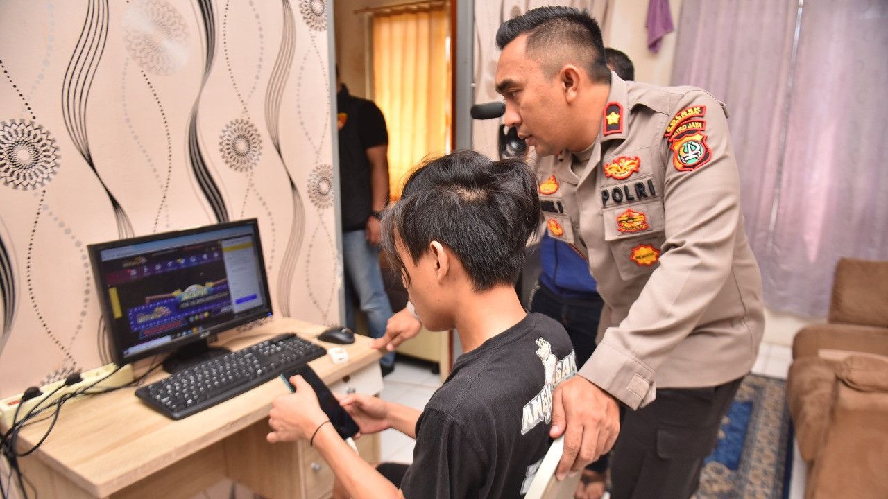 Kejar Operator Judi Online, Polisi Obok-Obok Apartemen di Cengkareng, 24 Orang Ditangkap