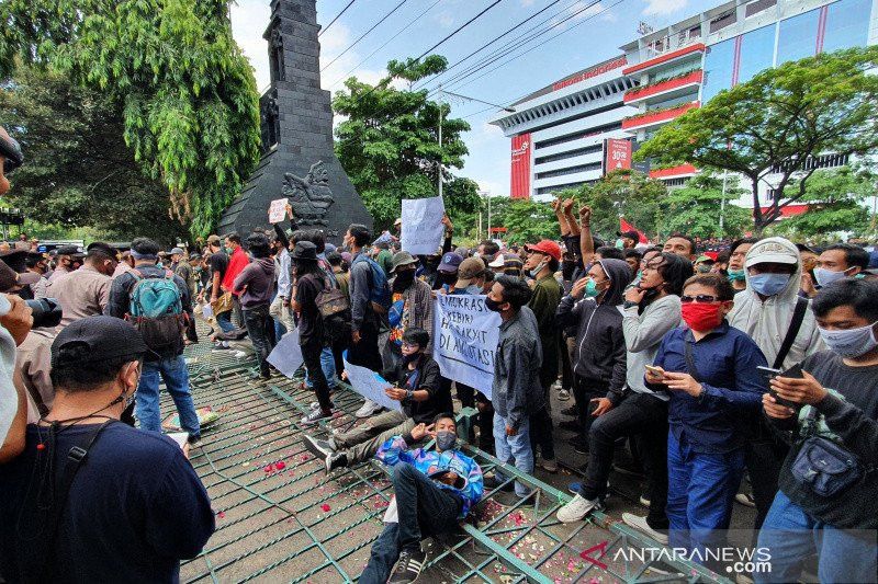 Pagar DPRD Jateng Dijebol Mahasiswa dan Buruh