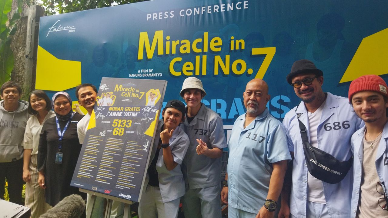 Nonton Miracle in Cell No. 7 Bareng Anak Yatim, Vino G. Bastian Terharu
