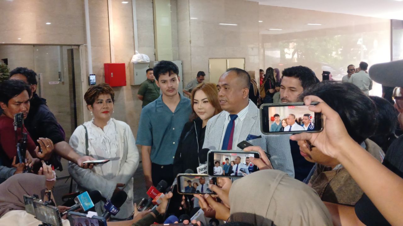 Penuhi Panggilan Bareskrim, Lisa Mariana Ditemani Brondong, Pacar Baru?