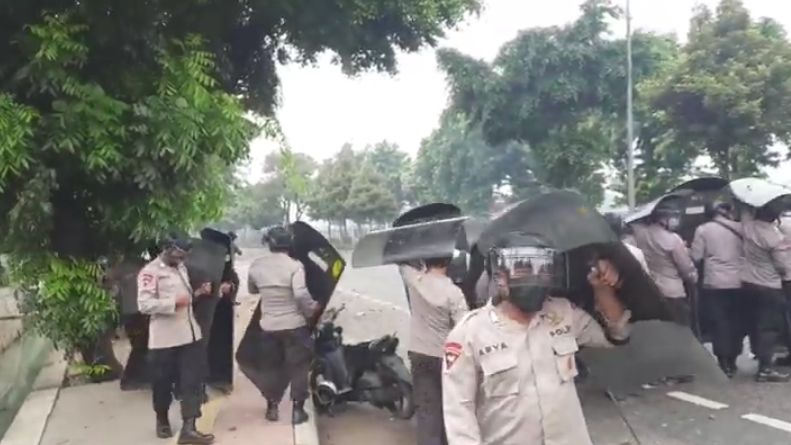 Pendukung Rizieq dan Polisi Bentrok di Luar Arena Sidang, Massa Tenangkan Diri dengan Berselawat