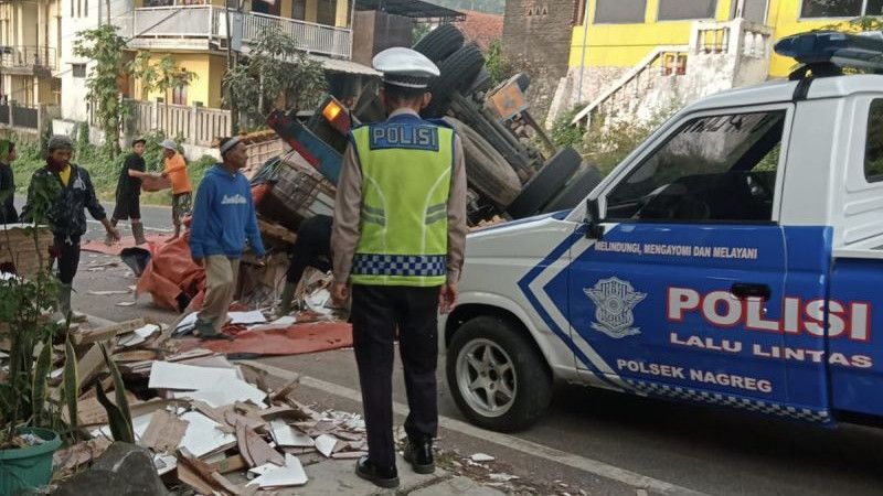 Momen Truk Keramik Terguling dan Tutup Jalanan di Cagak Bandung
